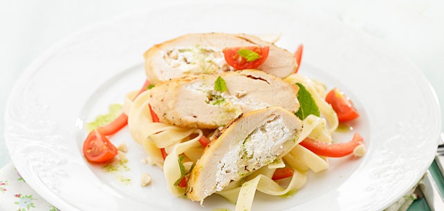 peito-de-frango-recheado-de-ricota-e-amendoas-torradas-e-menta